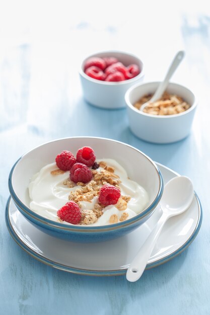 Jogurt z muesli i malinami na zdrowe śniadanie