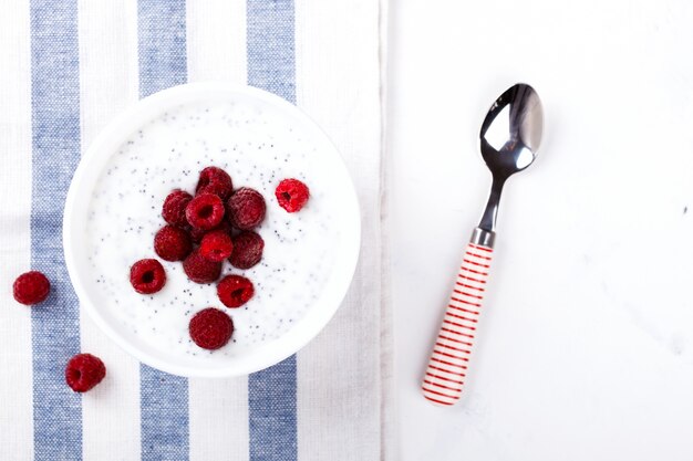 Jogurt Z Nasionami Chia I świeżymi Malinami