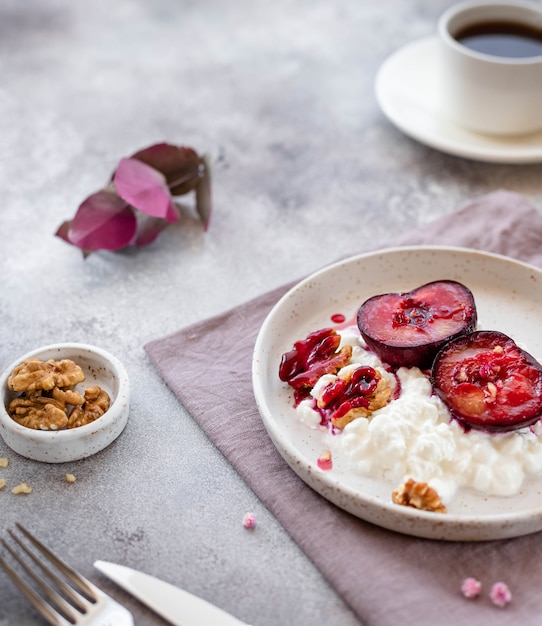 Jogurt Z Owocami I Orzechami Oraz Filiżanka Kawy