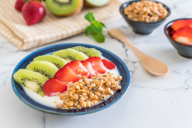 Jogurt Z Truskawkami, Kiwi I Muesli