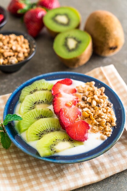 jogurt z truskawkami, kiwi i muesli