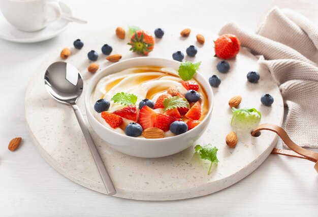 Jogurt z truskawkowym migdałowym miodem i jagodami na śniadanie