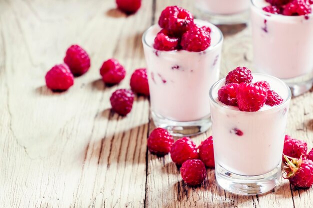 Jogurt Ze świeżych Malin Vintage Drewniane Tło Selektywne Focus