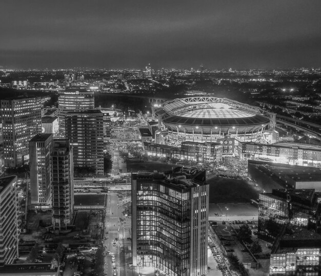 Zdjęcie johan cruijff arena w nocy w bw