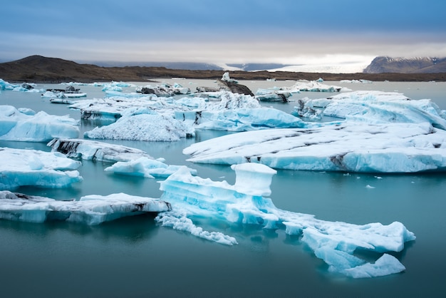 Jokulsarlon lodowiec jezioro w Iceland chmurnym dniu