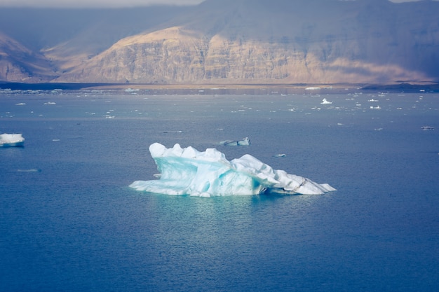 Jökulsárlón To Duże Jezioro Polodowcowe W Południowo-wschodniej Islandii, Na Skraju Parku Narodowego Vatnajökull. Usytuowany Na Czele Lodowca Breiðamerkurjökull.