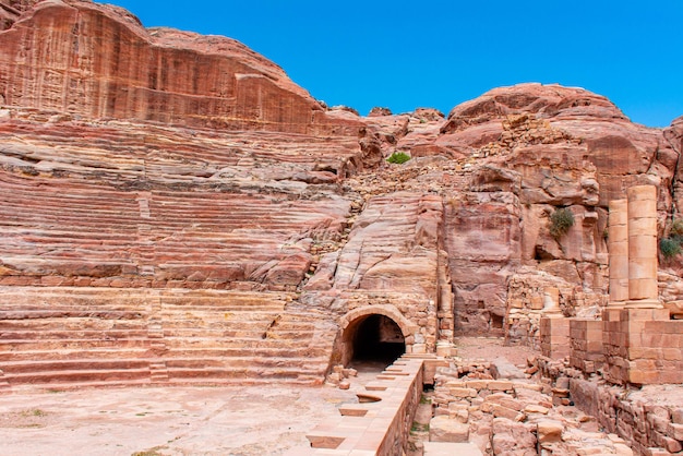 Jordania starożytny amfiteatr w mieście Petra krajobraz dzienny