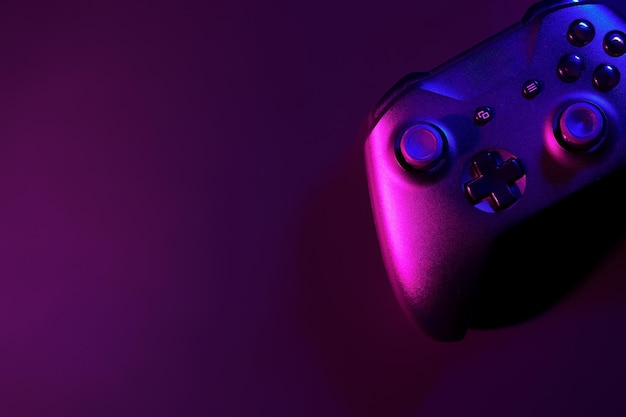 Joystick do gier na czarnym tle w świetle neonowym