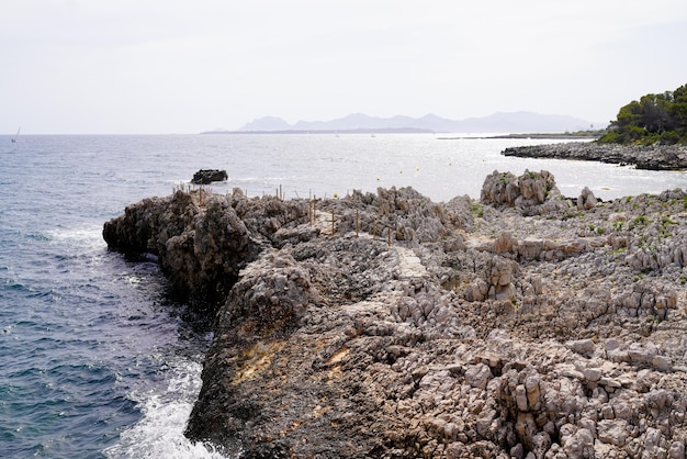 JuanlesPins kamienie skały ścieżka dostęp do plaży morskiej w Antibes we Francji na południowym wschodzie