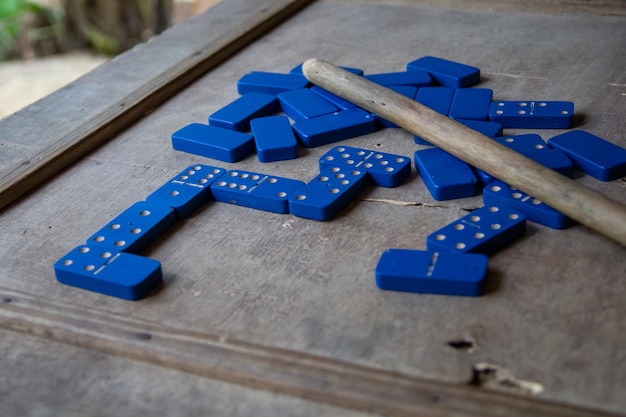 Zdjęcie juegos de dominios azules en una mesa de madera. juego entretenimiento de mesa