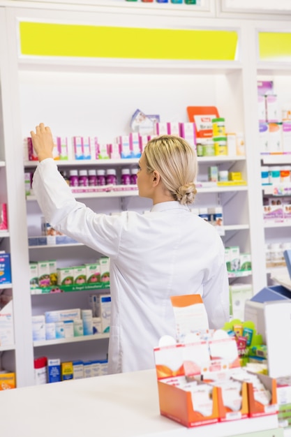 Junior Farmaceuty Biorąc Lek Z Półki