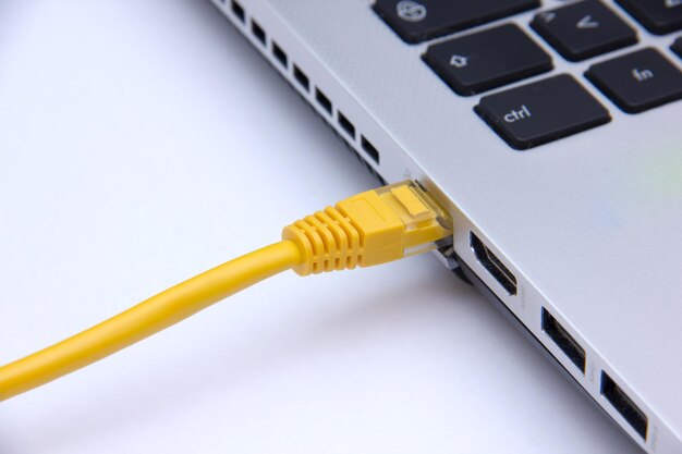 Zdjęcie kabel ethernet podłączony do komputera widziany z bliska
