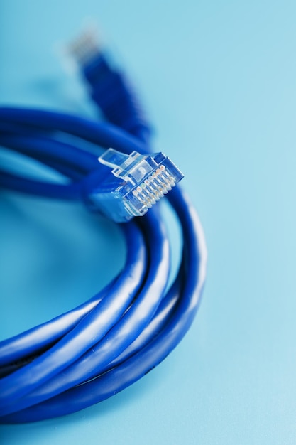 Kabel Krosowy Z Niebieskim Kablem Ethernet Na Niebieskim Tle Z Wolną Przestrzenią