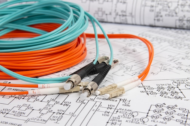 Zdjęcie kabel światłowodowy patchcord na rysunkach elektrotechnicznych