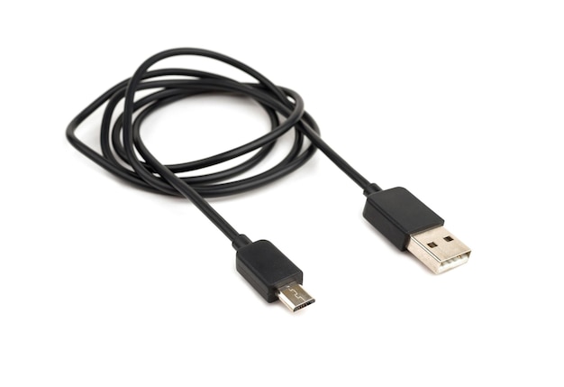 Kabel USB do smartfona na białym tle, selektywne skupienie