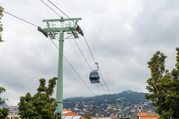 Kabina kolejki linowej Funchal wjeżdżająca na górę z plaży w pochmurny letni dzień Madera