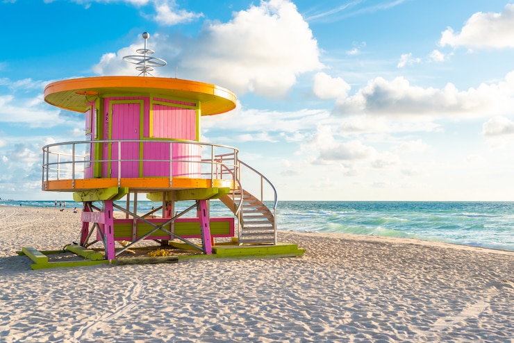 Zdjęcie kabina przy wschodem słońca na miami plaży, floryda, usa