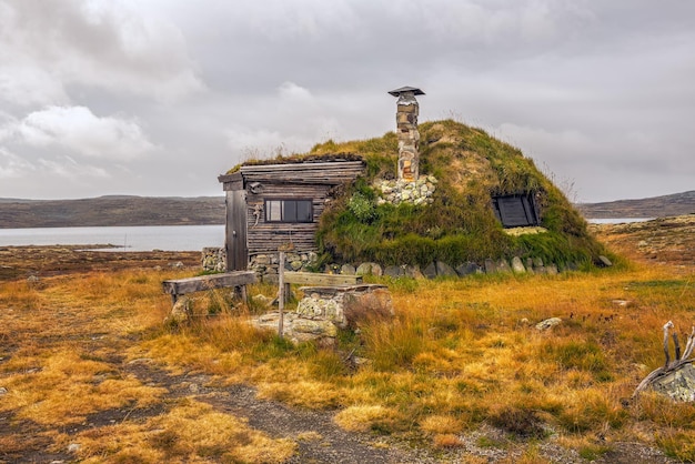 Kabina z dachem z darni w pobliżu Parku Narodowego Hardangervidda w Norwegii