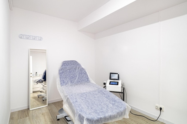 Zdjęcie kabina z krzesłem pokryta włókniną do użytku medycznego w gabinecie kosmetycznym