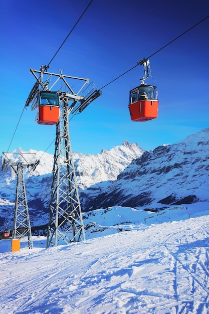 Kabiny Kolejki Linowej W Ośrodku Sportów Zimowych W Szwajcarskich Alpach W Mannlichen W Szwajcarii