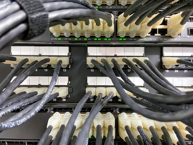 Kable Ethernet podłączone do sprzętu sieciowego