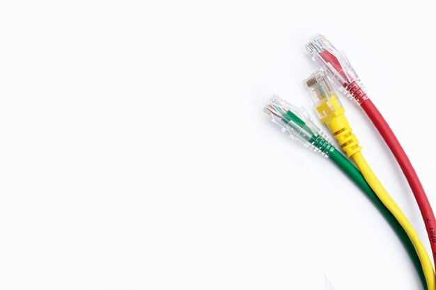Kable Ethernet połączenia sieciowego LAN na białym tle.