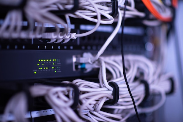 Zdjęcie kable optyczne podłączone do głównego serwera w pomieszczeniu serwerowym centrum danych