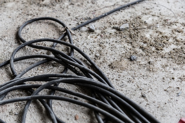 Kable sieciowe w splątanym bałaganie na podłodze w miejscu pracy