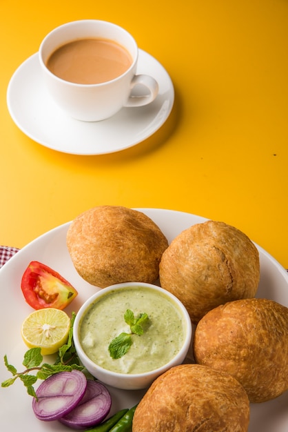 Kachori to pikantna przekąska z Indii, pisana również jako kachauri i kachodi. Podawany z keczupem pomidorowym. Selektywne skupienie