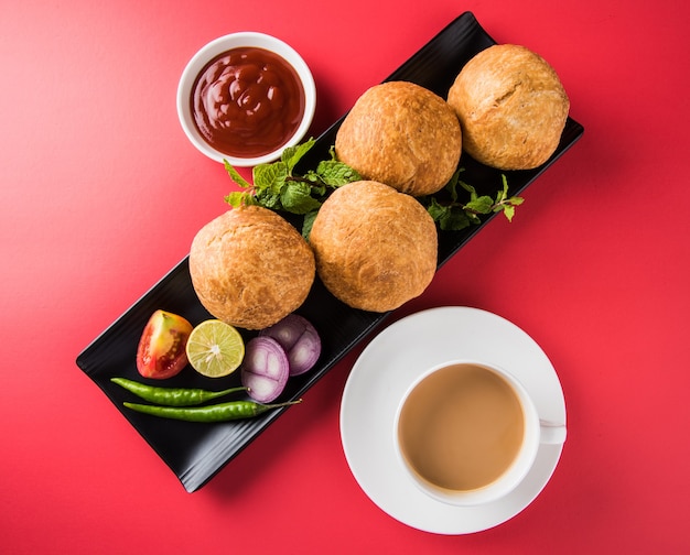 Kachori to pikantna przekąska z Indii, pisana również jako kachauri i kachodi. Podawany z keczupem pomidorowym. Selektywne skupienie