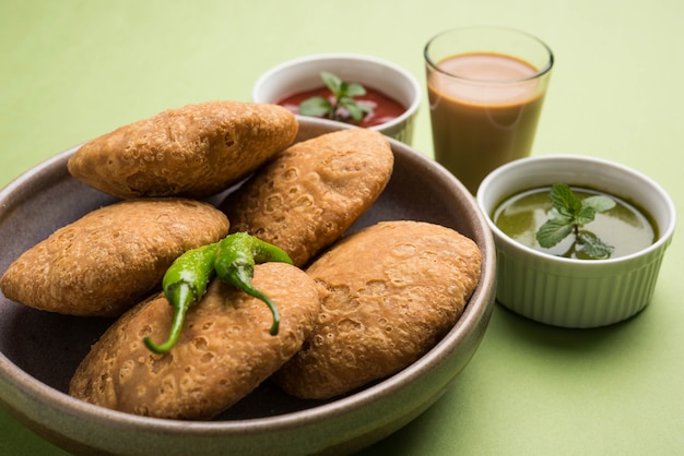 Kachori to płaska pikantna przekąska z Indii, pisana również jako kachauri i kachodi. Podawany z keczupem pomidorowym. Selektywne skupienie