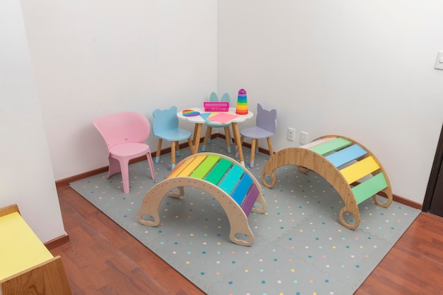 Kącik Zabaw Dla Dzieci W Gabinecie Pediatrycznym Ze Stolikami Krzesłami I Grami Dla Dzieci