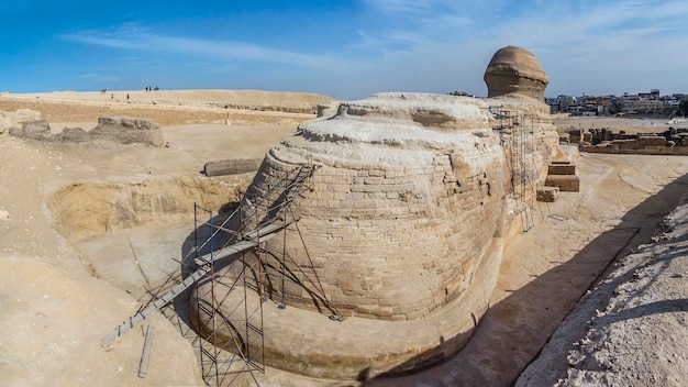 Kair Giza. Widok na zachodnią stronę Sfinksa.