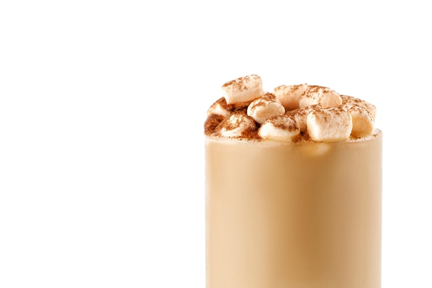 Kakao Kawa cappuccino z marmeshlow w szklance Gorący napój na białym tle