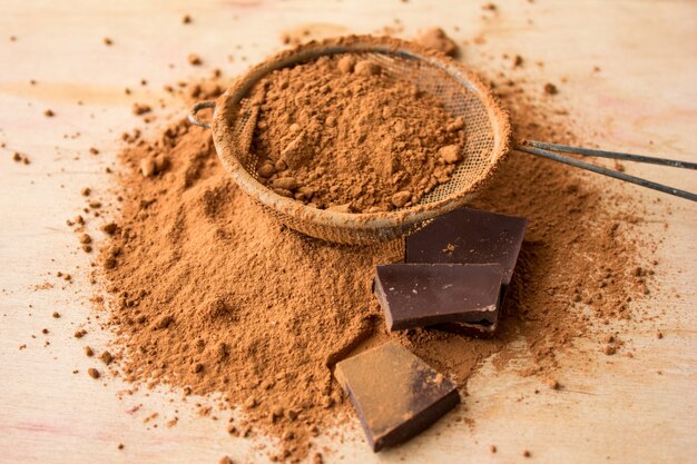 kakao w proszku na drewnianym stole