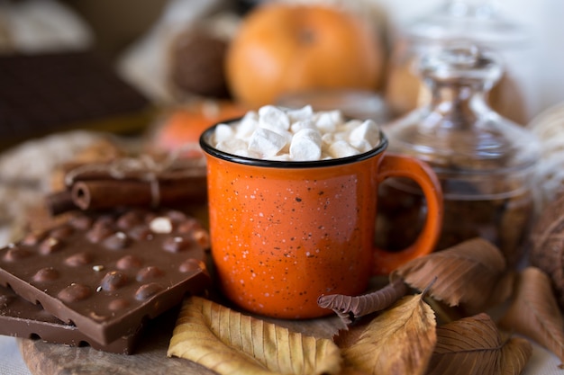 Kakao z mlekiem i czekoladą w kubku. Gorący napój w filiżance.