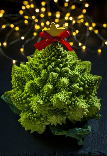Kalafior Romanesco na ciemnym tle z bokeh Wegetariański kalafior na Boże Narodzenie