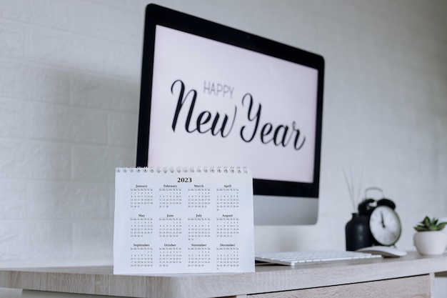 Kalendarz 2023 Z Tekstem Szczęśliwego Nowego Roku Na Ekranie Komputera W Tle