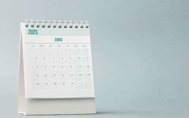 Kalendarz biurkowy na czerwiec 2023 z niebieskoszarym tłem
