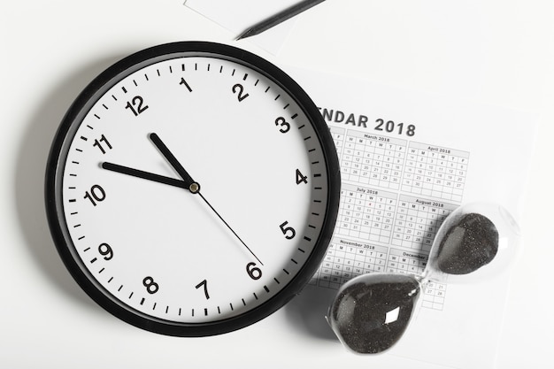 Kalendarz I Zegar Na Białym Tle
