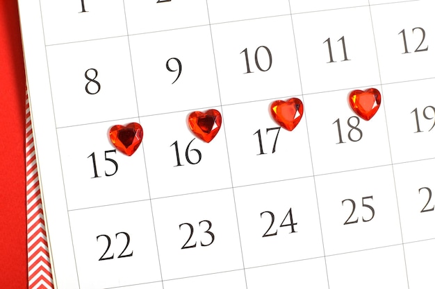 Kalendarz kobiecego cyklu miesiączkowego z czerwonymi sercami Data dni krytycznych