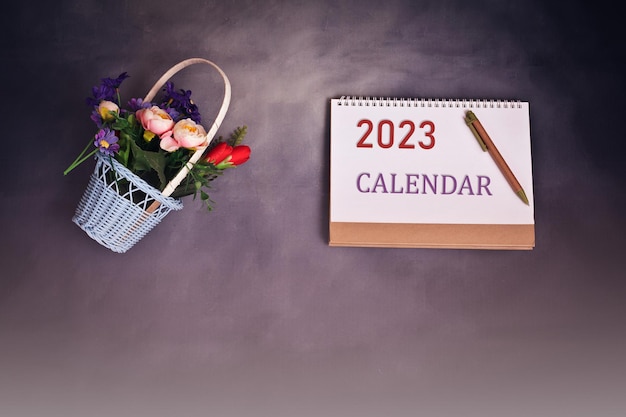 Kalendarz na biurko do 2023 roku na kolorowym tle