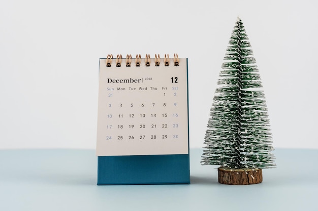 Kalendarz na biurko grudzień 2023 z małą sosną