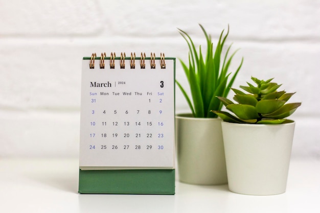 Kalendarz na marzec 2024 Kalendarz biurkowy do planowania na biurku