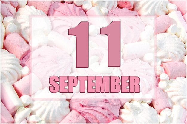 Kalendarzowa data na tle biało-różowych pianek 11 września to jedenasty dzień miesiąca