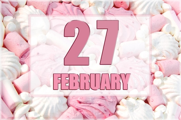 Kalendarzowa data na tle biało-różowych pianek 27 lutego to dwudziesty siódmy dzień miesiąca