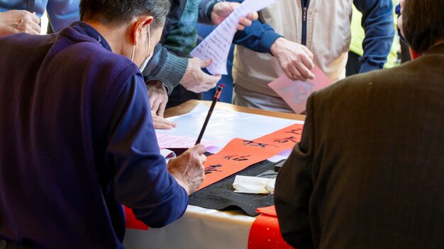 Kaligraf Festiwalu Wiosny w Chinach odręcznie pisany kuplety Festiwalu Wiosny szczotkuje znaki Chiński Festiwal Wiosny