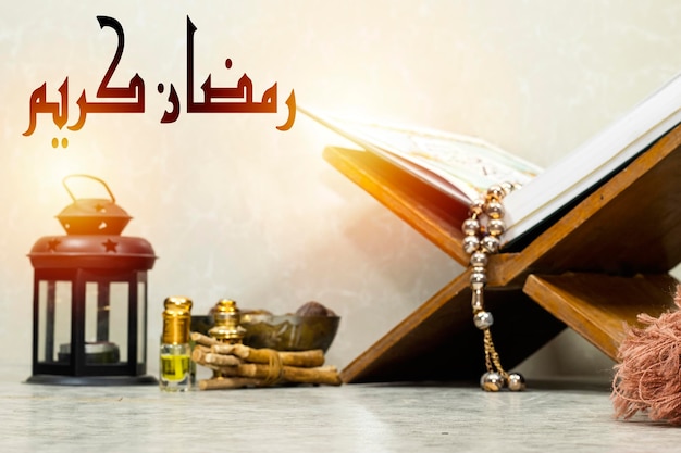 Zdjęcie kaligrafia ramadan eid koncepcja latarnia z perfumami święta książka na stojaku i daty owoce