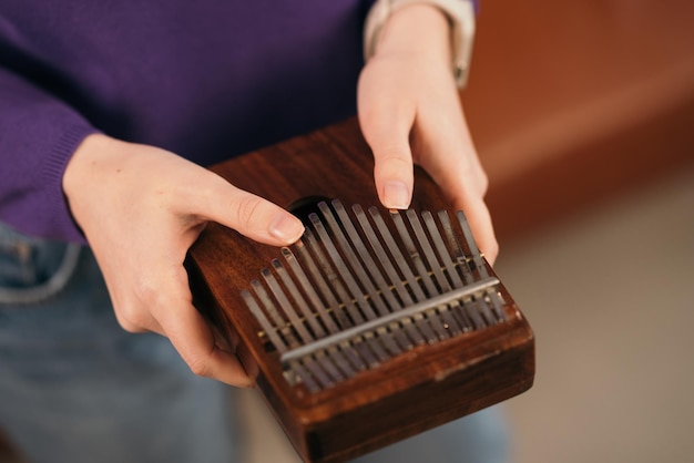 Kalimba lub mbira z dziewczyną ręką odtwarzają muzykę z bliska