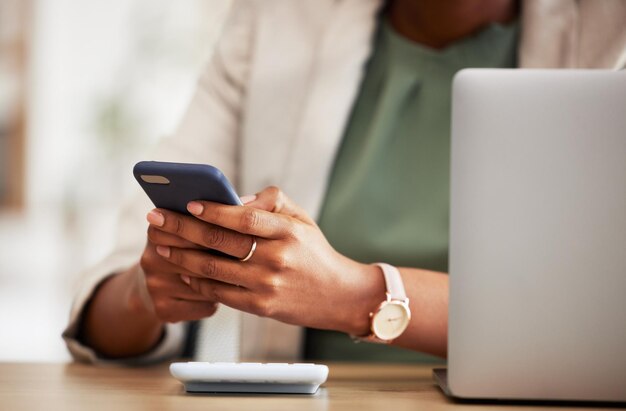 Kalkulator finansowy i telefon z rękami osoby w biurze do inwestycji płatniczych i księgowości Ekonomia biznesowa i budżet z zbliżeniem pracownika do analizy salda i wynagrodzenia